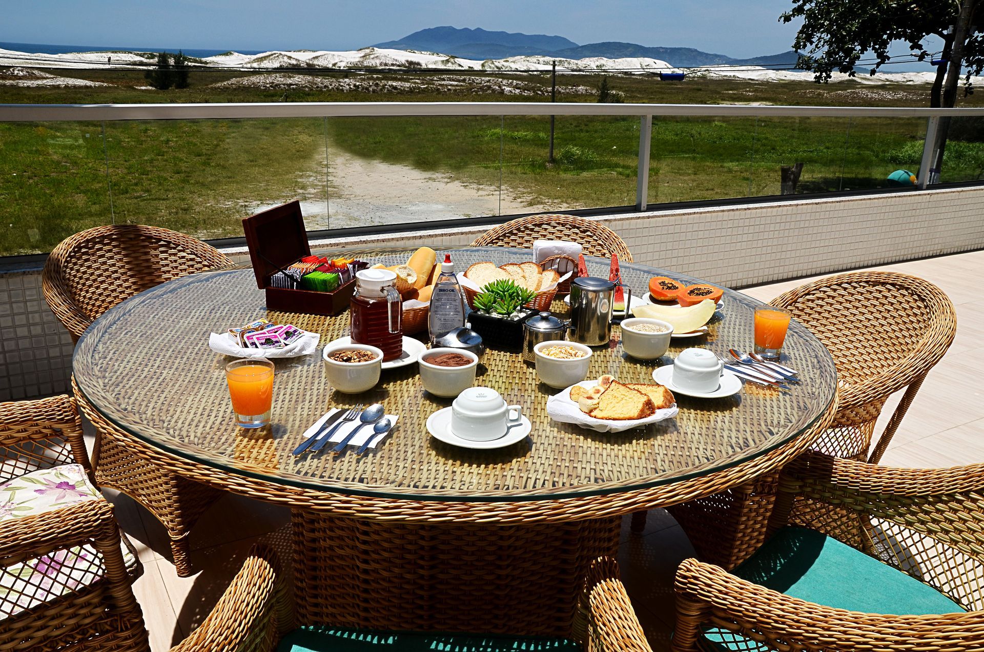 Café da manhã na varanda com vista para as dunas e o mar