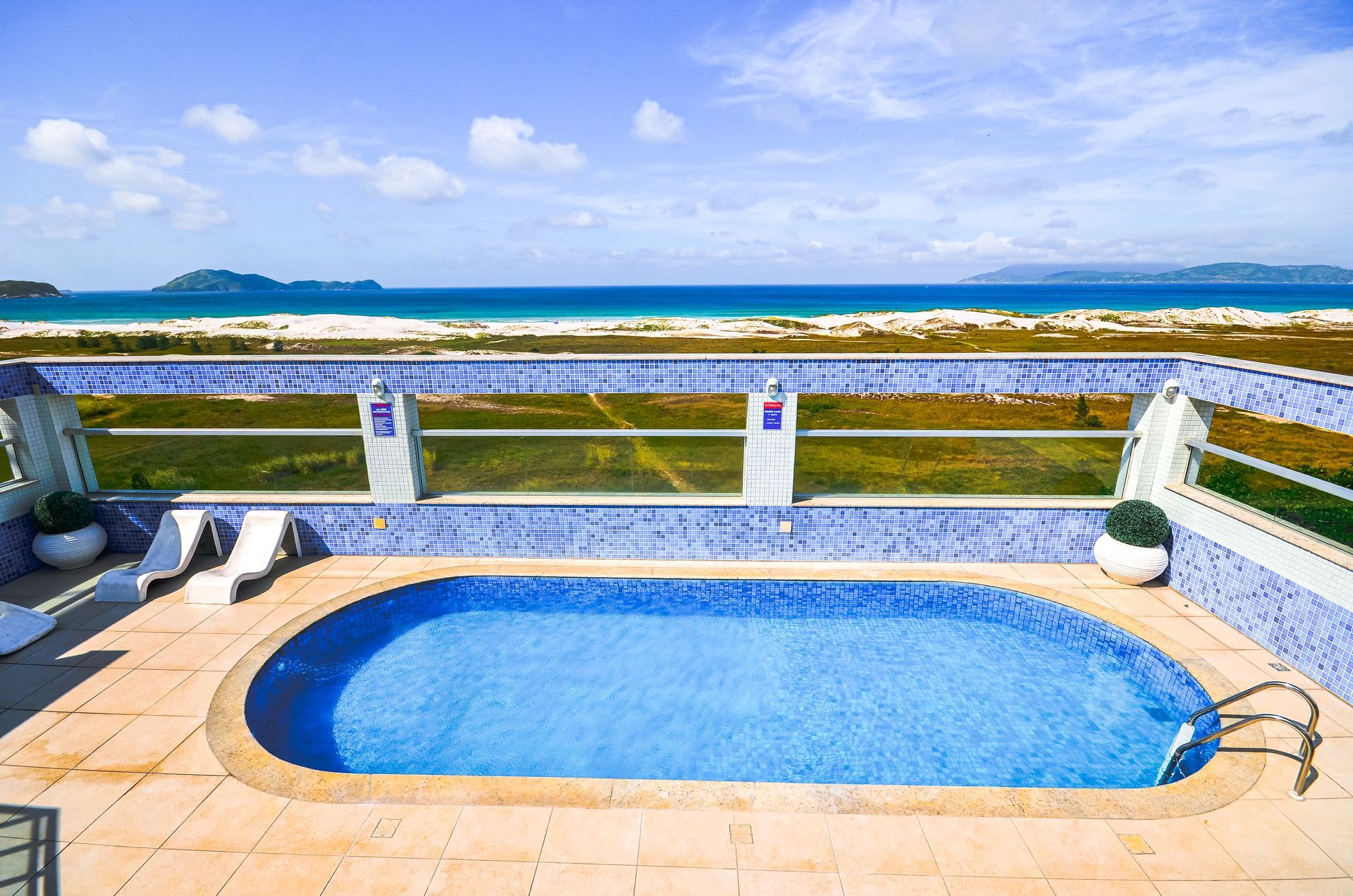 Piscina na cobertura com vista para o mar de Cabo Frio