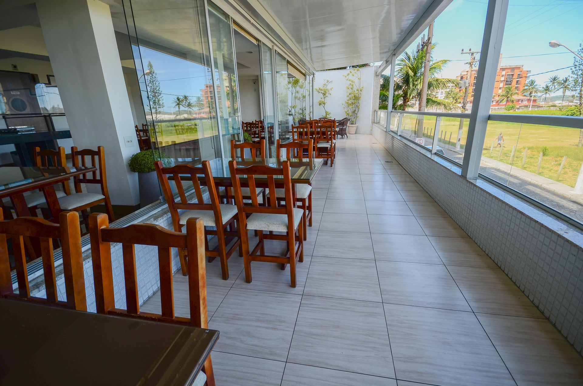 Restaurante e varanda com vista para o mar